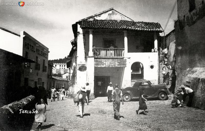 Calles de Taxco y Hotel Meléndez (izq.)