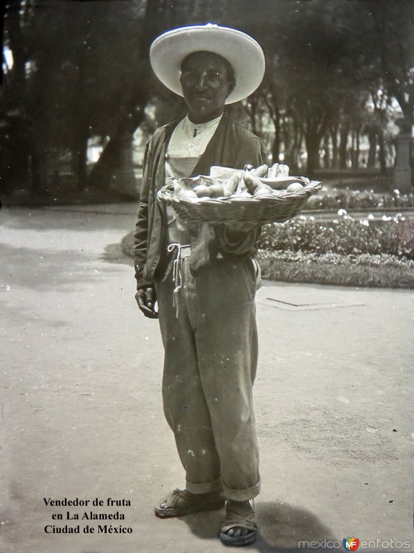 Tipos Mexicanos Vendedor de fruta  en La Alameda Ciudad de México.