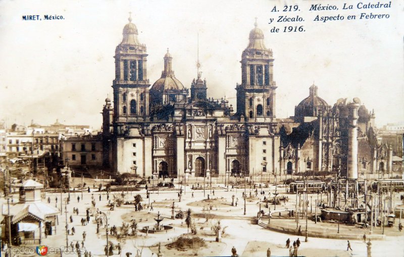 Zocalo y La Catedral. Aspecto  ( En Febrero de 1916 ).