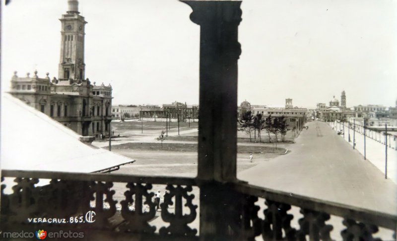 Panorama del Malecón y Faro ( Circulada el 13 de Diciembre de 1929 ).