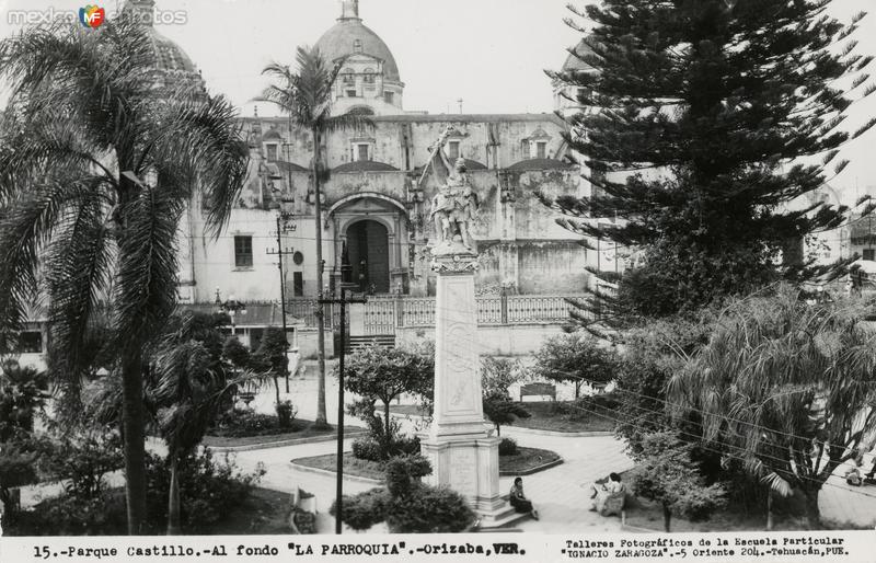 Parque Castillo con la Parroquia