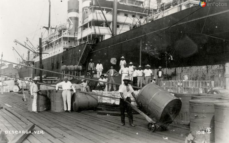 Descargando un barco en el puerto de Veracruz