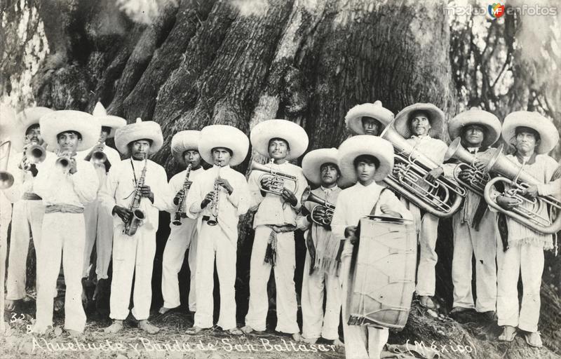 Ahuehuete y banda de música de San Baltazar