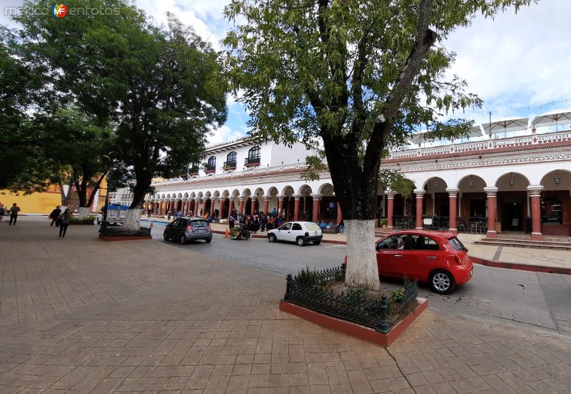 Los portales, vistos desde el parque.