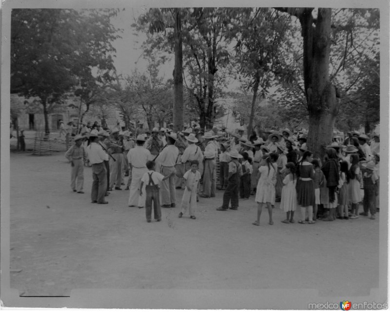 Gentío en Plaza Principal "Porfirio Díaz"