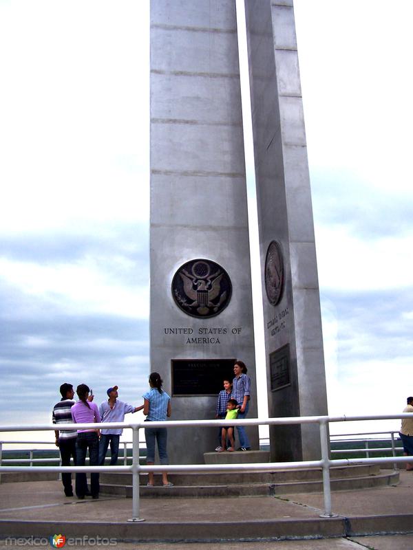 Fotos de Nuevo Guerrero, Tamaulipas: Linea divisoria entre Estados Unidos y Mèxico