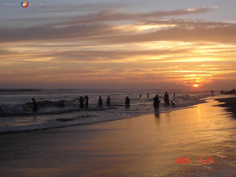 Fotos de Playa Azul, Michoacán: crepusculo en playa azul