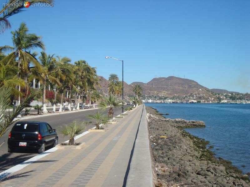 Fotos de Guaymas, Sonora: boulevard hacia el malecon