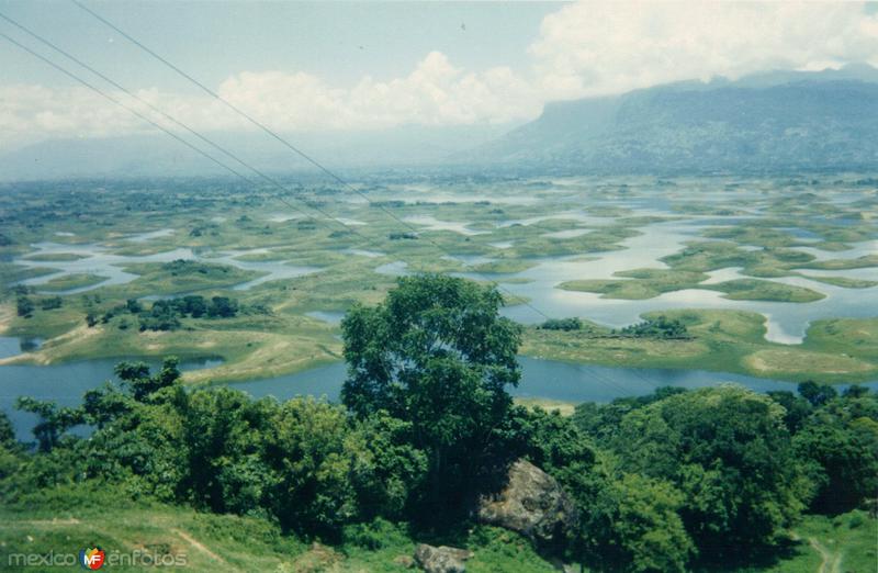 Fotos de San Miguel Soyaltepec, Oaxaca: Paisaje de las mil islas en la presa Miguel Alemán. Isla San Miguel Soyaltepec, Oaxaca