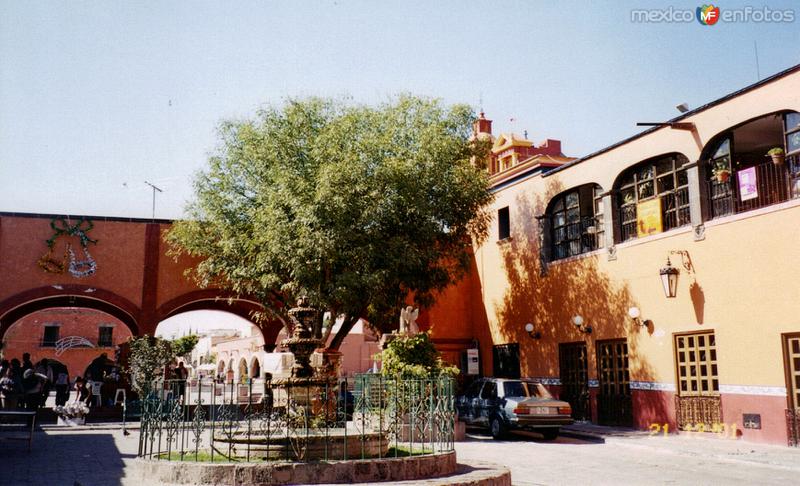 Fotos de Tequisquiapan, Querétaro: Fuente y portales en el centro de Tequisquiapan, Querétaro
