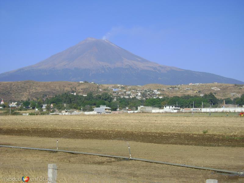 Fotos de Metepec, Puebla: Comunidad de Metepec y al fondo el volcán Popocatépetl con su fumarola. Edo. de Puebla. 2011