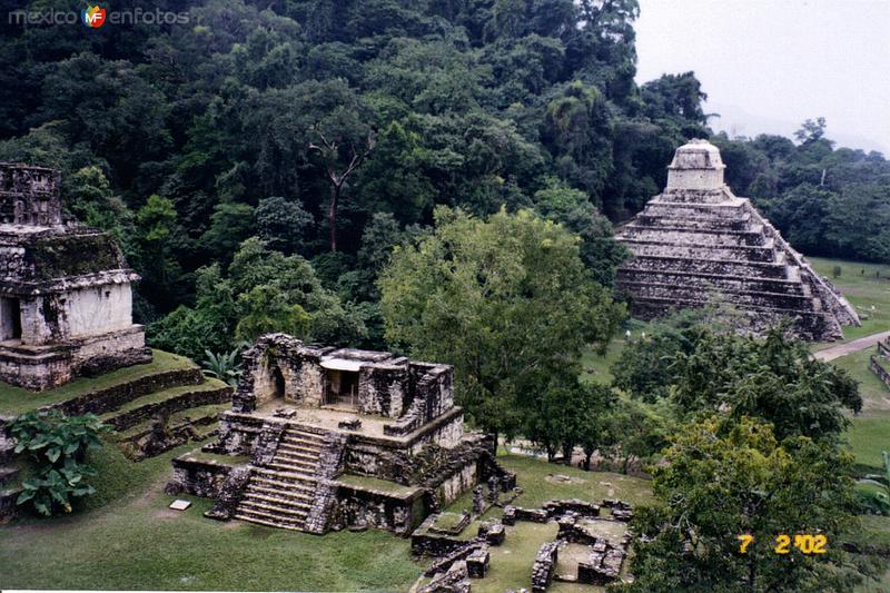 Fotos de Palenque, Chiapas: Templo XIV y al fondo el templo de las Inscripciones. Palenque.2002