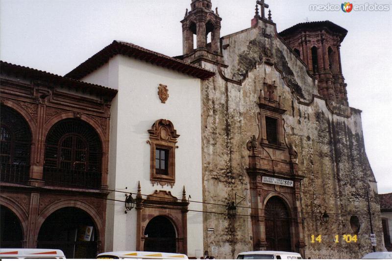 Fotos de Pátzcuaro, Michoacán: Ex-templo de San Agustín (Hoy biblioteca Gertrudis Bocanegra). Siglo XVI. Pátzcuaro. 2004