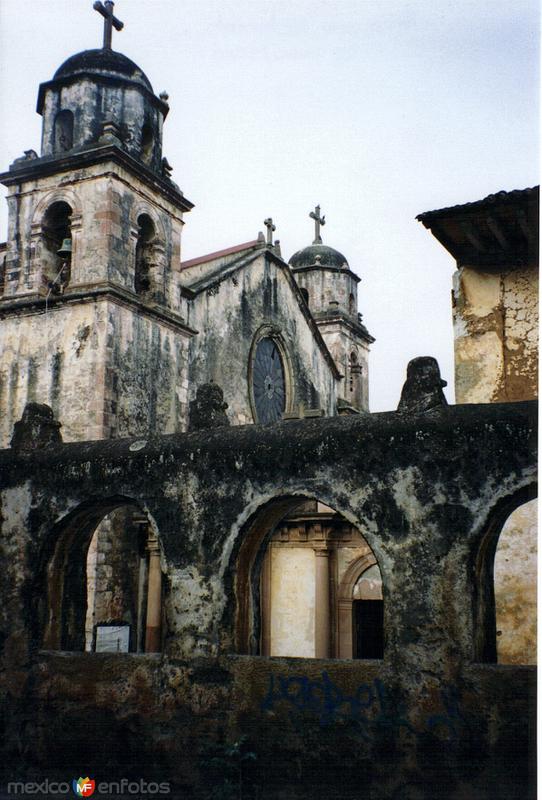 Fotos de Pátzcuaro, Michoacán: Templo del Sagrario (Siglo XVII). Pátzcuaro, Michoacán. 2004