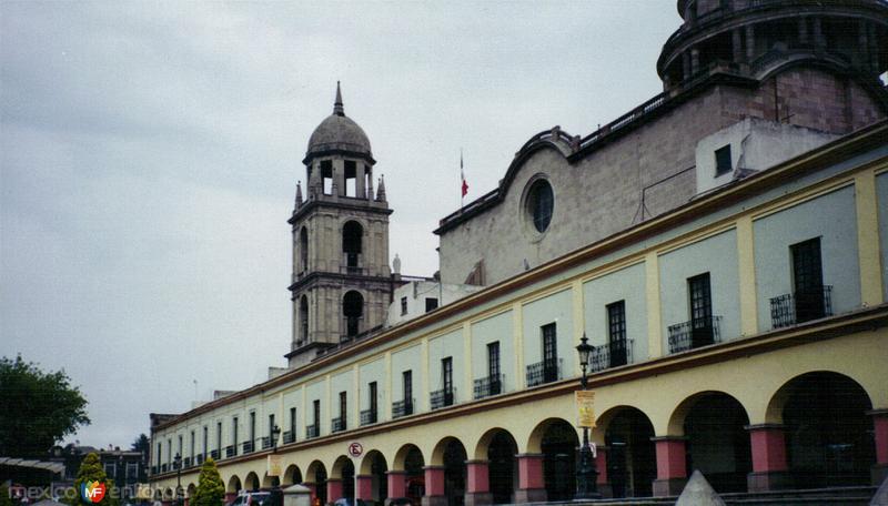 Fotos de Toluca, México: Los portales (Siglo XIX) y la torre de la Catedral. Toluca. 1994