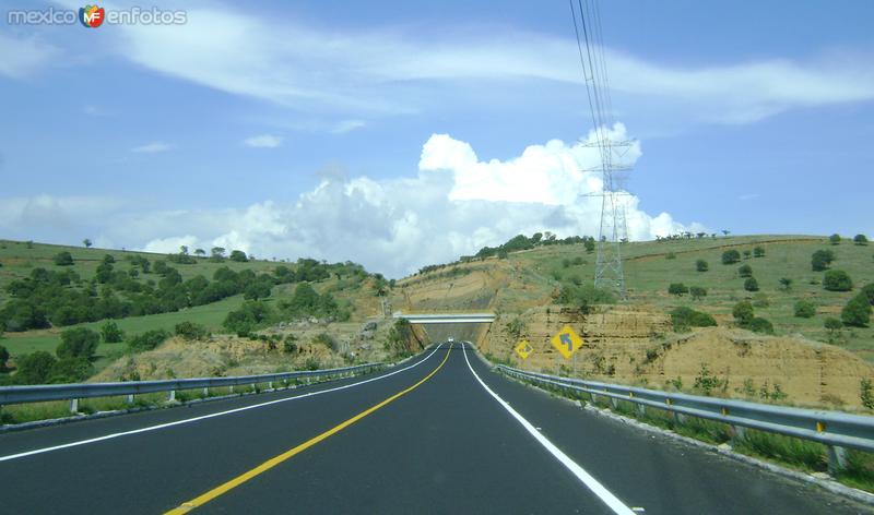 Fotos de Atzitzihuacán, Puebla: La autopista Siglo XXI. Atzitzihuacán, Puebla. Junio/2011
