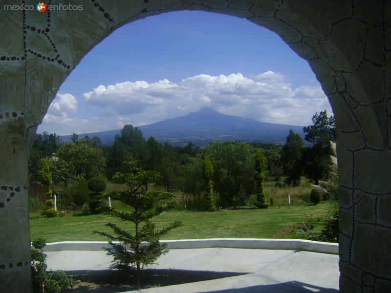 Fotos de San Matías Tepetomatitlán, Tlaxcala: Arco de piedra y el volcán La Malinche. Septiembre/2011