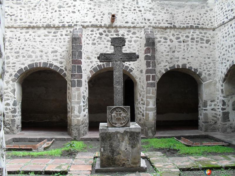 Fotos de Acolman, México: Patio con cruz central