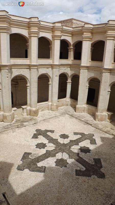 Fotos de Santo Domingo Yanhuitlán, Oaxaca: Claustro del ex-convento dominico del siglo XVI. Julio/2014