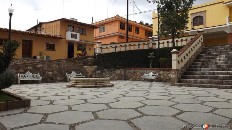 Fotos de Capulálpam De Méndez, Oaxaca: Fuente en el zócalo. Julio/2014