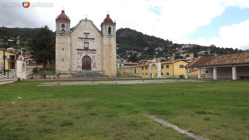 Fotos de Capulálpam De Méndez, Oaxaca: Atrio y Templo de San Mateo. Julio/2014