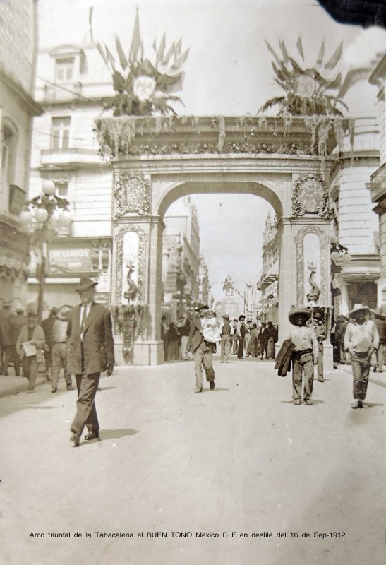Fotos de Fábrica Cigarrera El Buen Tono, Ciudad De México: Arco triunfal de la Tabacaleria el BUEN TONO Mexico D F en desfile del 16 de Sep-1912