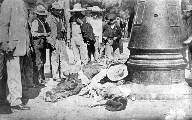 Fotos de Calle De Balderas, Ciudad De México: Muertos en la Calle de Balderas, durante la Decena Trágina (1913)