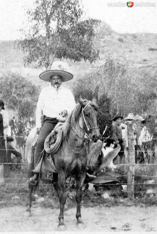 Fotos de Indé, Durango: Don Antonio de la Mora Robles en Indé, Durango (circa 1922)