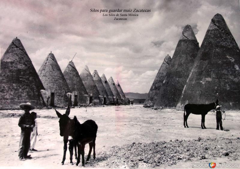 Fotos de Guadalupe, Zacatecas: Silos para guardar Maiz en Santa Monica Zacatecas ( Fechada el 4 de Junio de 1950 ) NO PARA VENTA