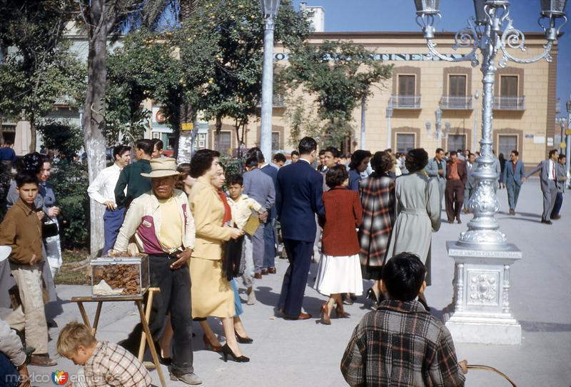 Fotos de Monterrey, Nuevo Leon: Un domingo en la Plaza Zaragoza (1952)