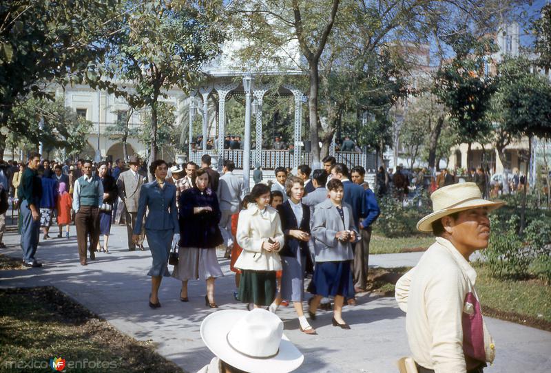 Fotos de Monterrey, Nuevo Leon: Un domingo en la Plaza Zaragoza (1952)