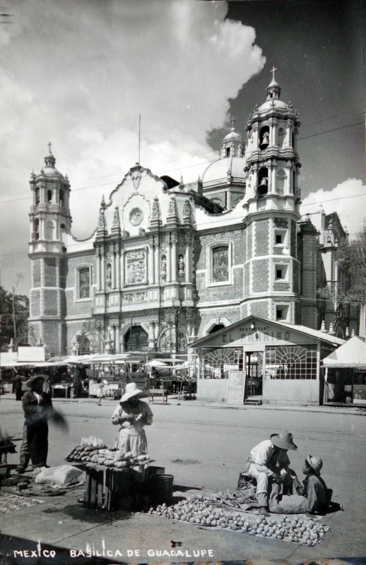 Fotos de Basílica De Guadalupe Antigua, Ciudad De México: Vendedoras en La basilica de Guadalupe.