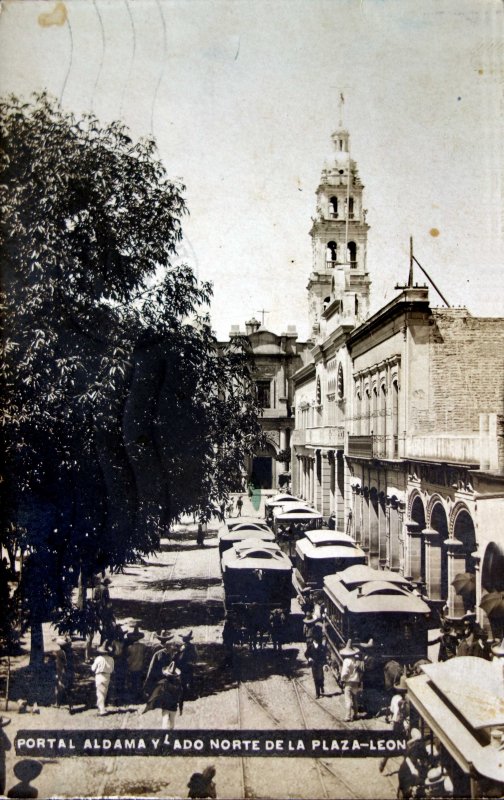 Fotos de Leon, Guanajuato: Portal Aldama y lado norte de la plaza ( Circulada el 20 de Enero de 1917 ).