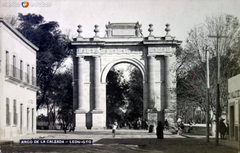 Fotos de Leon, Guanajuato: El Arco de La Calzada ( Circulada el 20 de Septiembre de 1907 ).