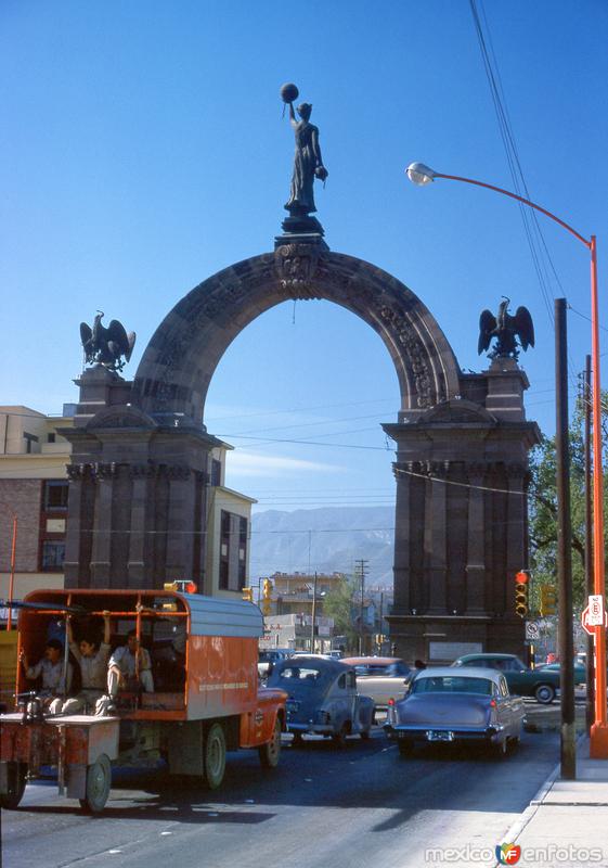 Fotos de Monterrey, Nuevo Leon: Calle Pino Suárez y Arco de la Independencia (1964)