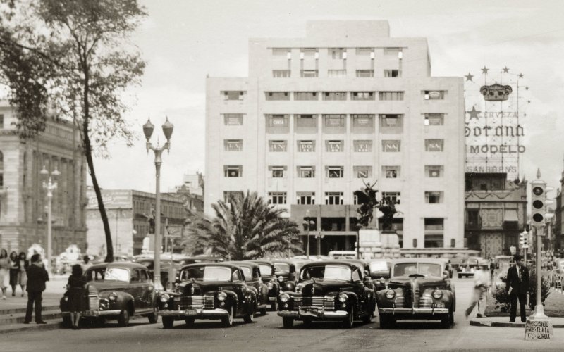 Fotos de Avenida Juárez, Ciudad De México: Autos en la Avenida Juárez