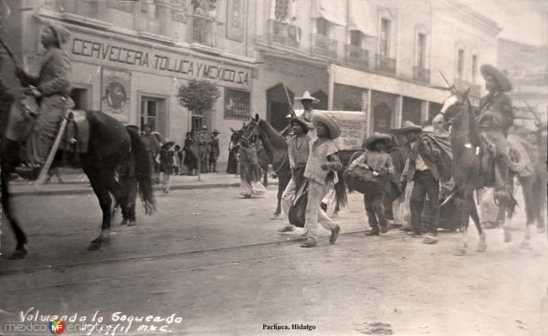 Fotos de Pachuca, Hidalgo: Devolviendo lo saqueado  durante La Revolucion Mexicana ( Fechada el 11 de Marzo de 1911 ).