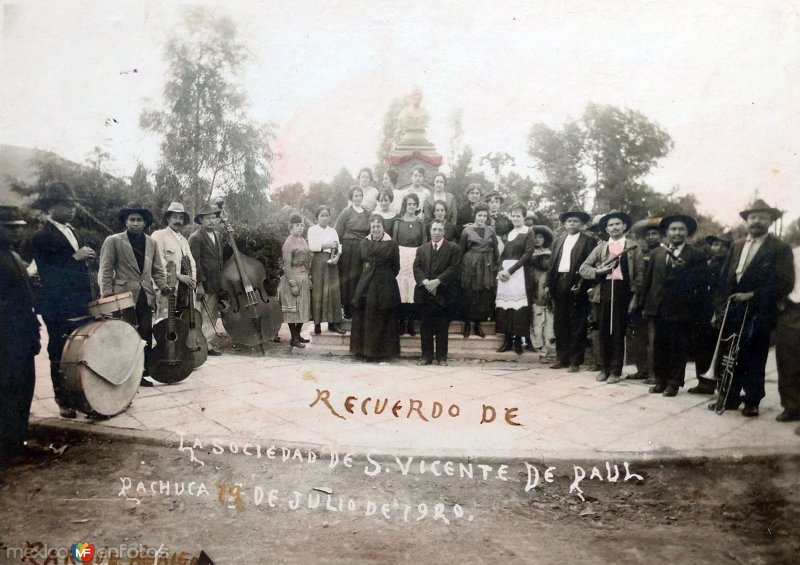 Fotos de Pachuca, Hidalgo: Recuerdo de La Sociedad de San Vicente de Paul en el Parque Hidalgo ( Fechada en 1920 ).