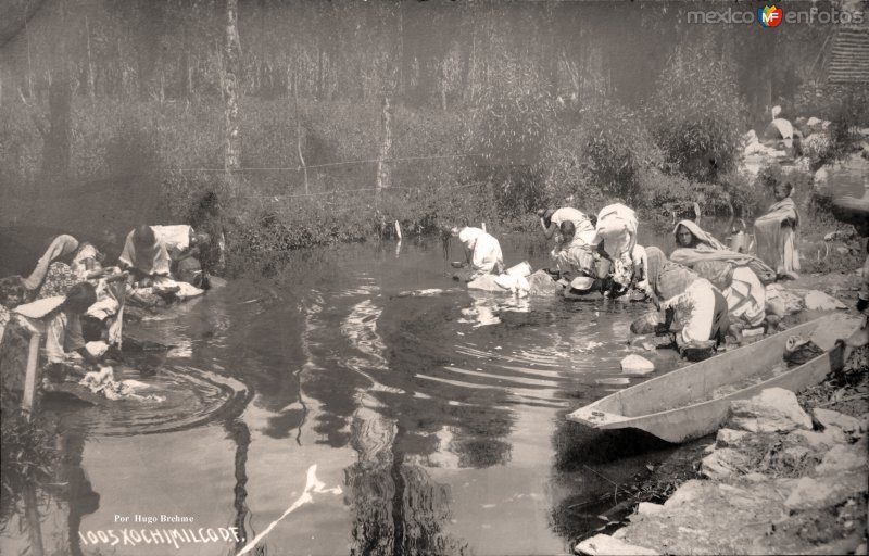 Fotos de Xochimilco, Ciudad De México: Lavanderas en los canales de Xochimilco por el Fotógrafo Hugo Brehme