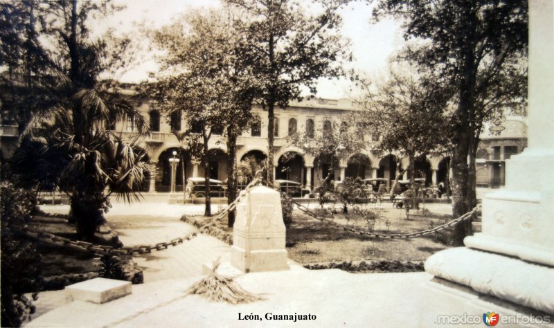 Fotos de Leon, Guanajuato: Plaza y portales ( Circulada el 4 de Agosto de 1929 ).