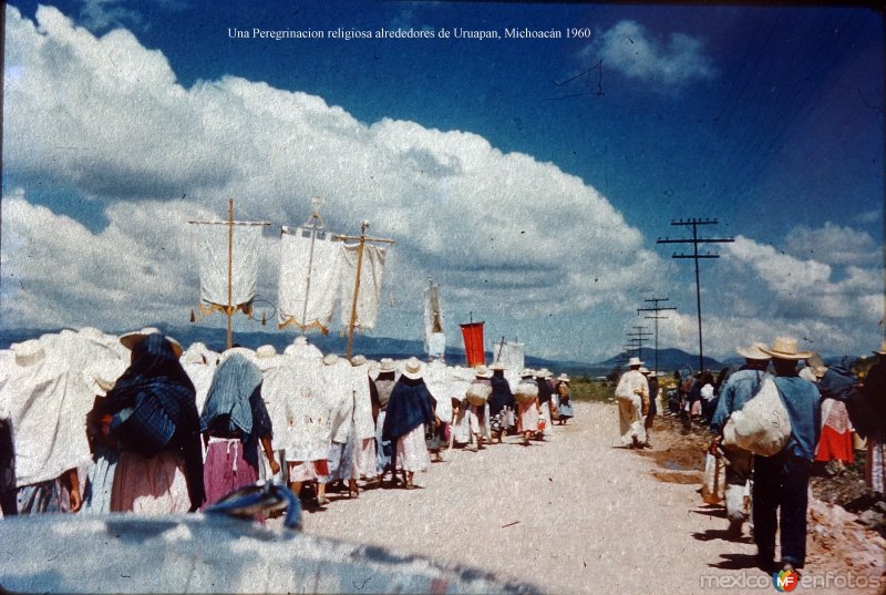 Fotos de Uruapan, Michoacán: Una Peregrinacion religiosa alrededores de Uruapan, Michoacán 1960