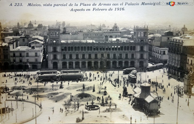 Fotos de Plaza De La Constitución, Ciudad De México: Vista parcial de La Plaza de Armas con el Palacio Municipal aspecto en Febrero de 1916 por el Fotógrafo Félix Miret.