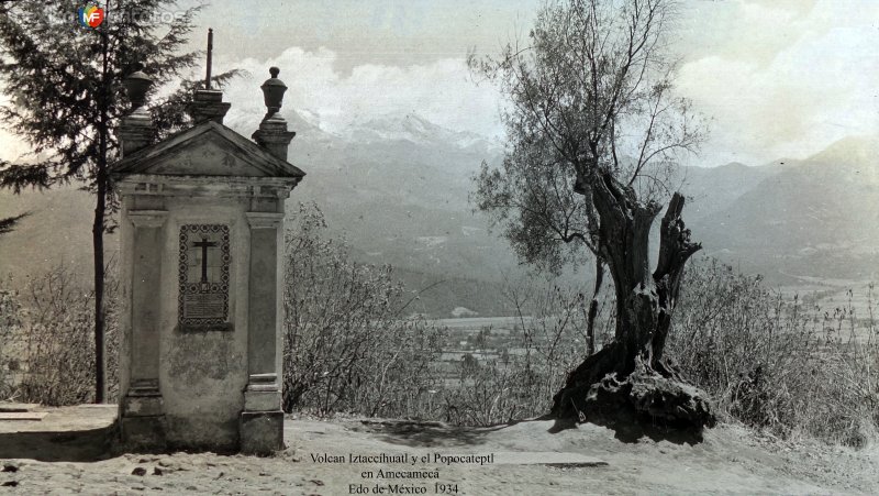 Fotos de Amecameca, México: Volcanes Iztaccíhuatl y Popocatéptl desde Amecameca, por el fotógrafo T. Enami, de Yokohama, Japón (1934)