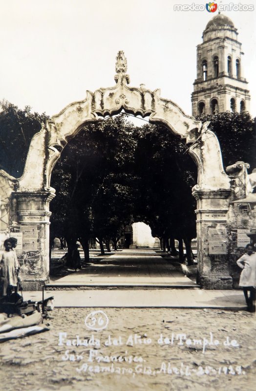 Fotos de Acámbaro, Guanajuato: Fahada del atrio del templo de San Francisco ( Fechada el 26 de Abril de 1929 ).