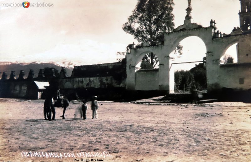 Fotos de Amecameca, México: Amecameca con el Ixtaccihuatl por el Fotógrafos Hugo Brehme.
