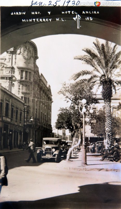 Fotos de Monterrey, Nuevo Leon: Jardin Hidalgo y Hotel Ancira ( Circulada el 25 de Enero de 1930 ).