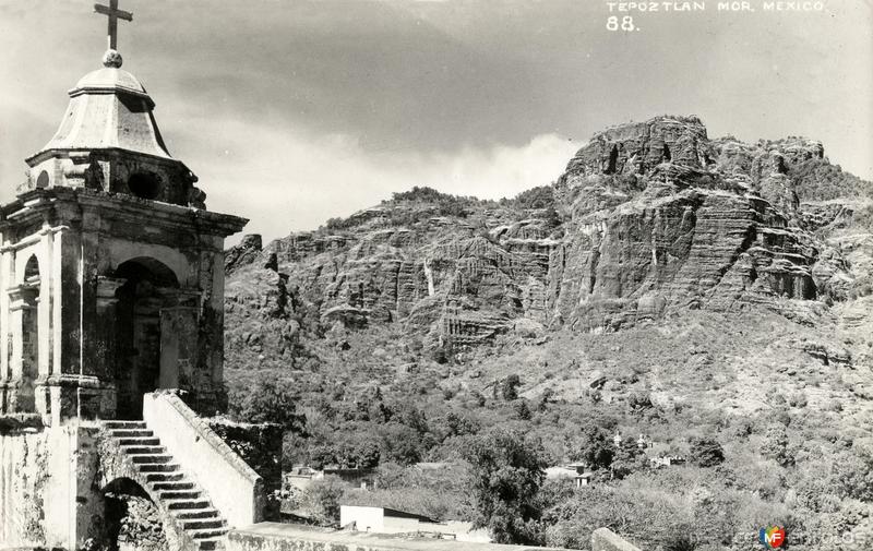 Fotos de Tepoztlán, Morelos: Campanario y cerro