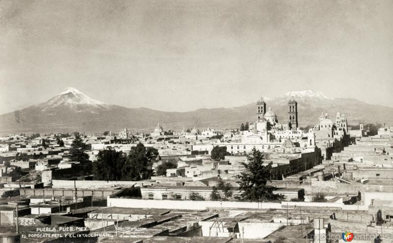 Fotos de Puebla, Puebla: Vista panorámica de Puebla, con volcanes Popocatépetl (izq.) e Iztaccíhuatl (der.)