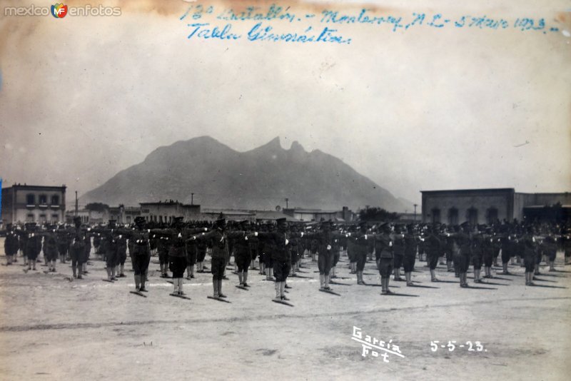 Fotos de Monterrey, Nuevo Leon: Tabla gimnastica del 13 batallon del ejercito Mexicano 5 de Mayo de 1923 Monterrey, Nuevo León