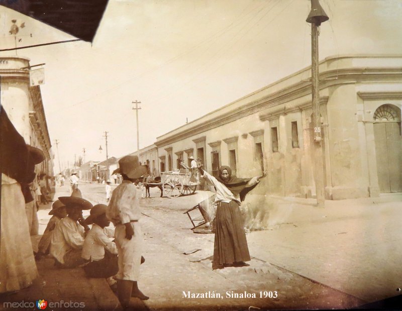 Fotos de Mazatlán, Sinaloa: Escena callejera de Mazatlán, Sinaloa 1903.